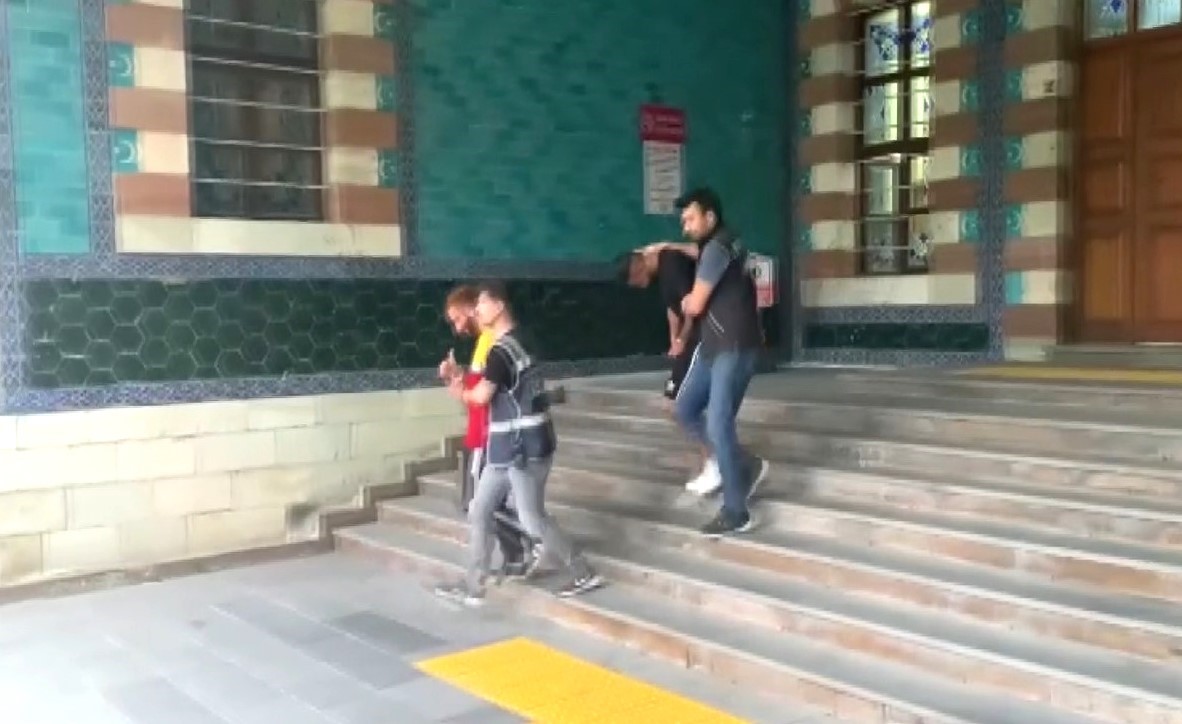 K&uuml;tahya&rsquo;da 3 bin 844 i&ccedil;imlik kağıda emdirilmiş bonzai ele ge&ccedil;irildi, 2 kişi tutuklandı
