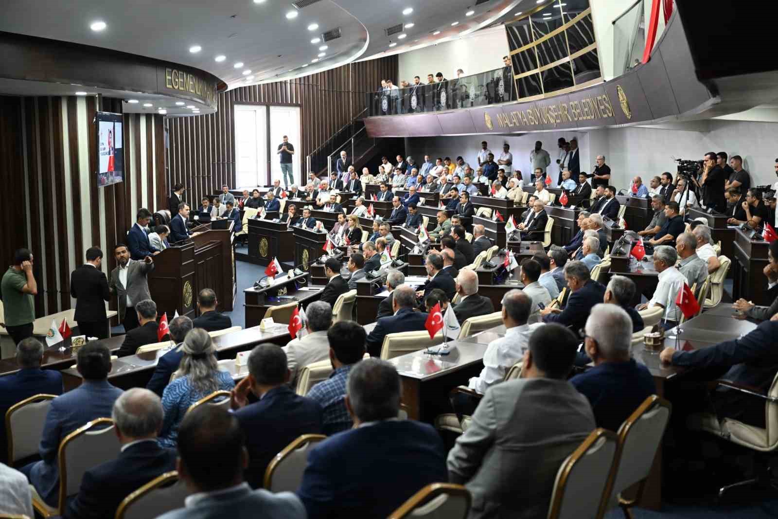 Bakan Kurum&rsquo;un ilk ziyareti deprem b&ouml;lgesi Malatya&rsquo;ya
