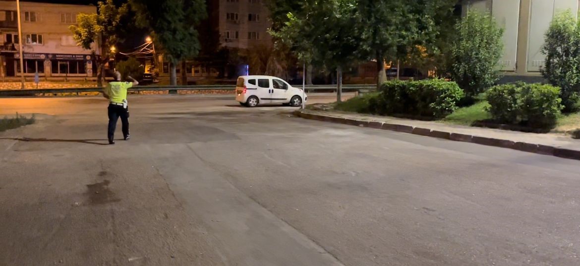 (&Ouml;zel) Ehliyetsiz s&uuml;r&uuml;c&uuml; tersten geldi, trafik polisini b&ouml;yle ezdi
