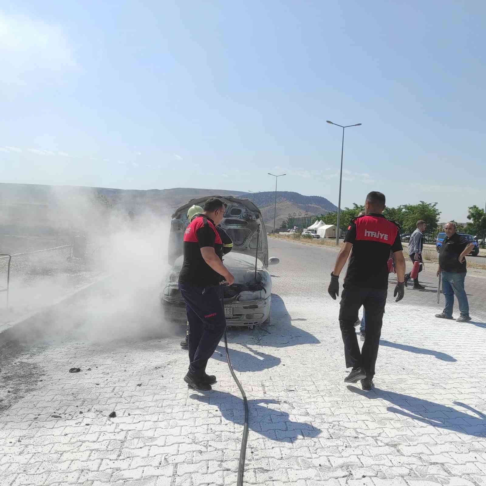 Otomobilde çıkan yangını itfaiye ekipleri söndürdü
