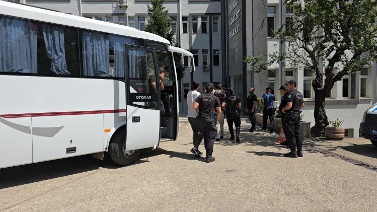 Uyuşturucu operasyonunda gözaltına alınan zanlılar adliyede
