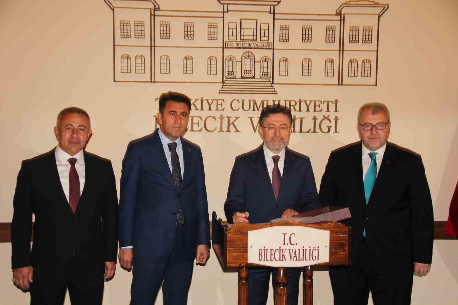 Tarım ve Orman Bakanı İbrahim Yumaklı, Bilecik&rsquo;te &ccedil;ınar fidanı dikti
