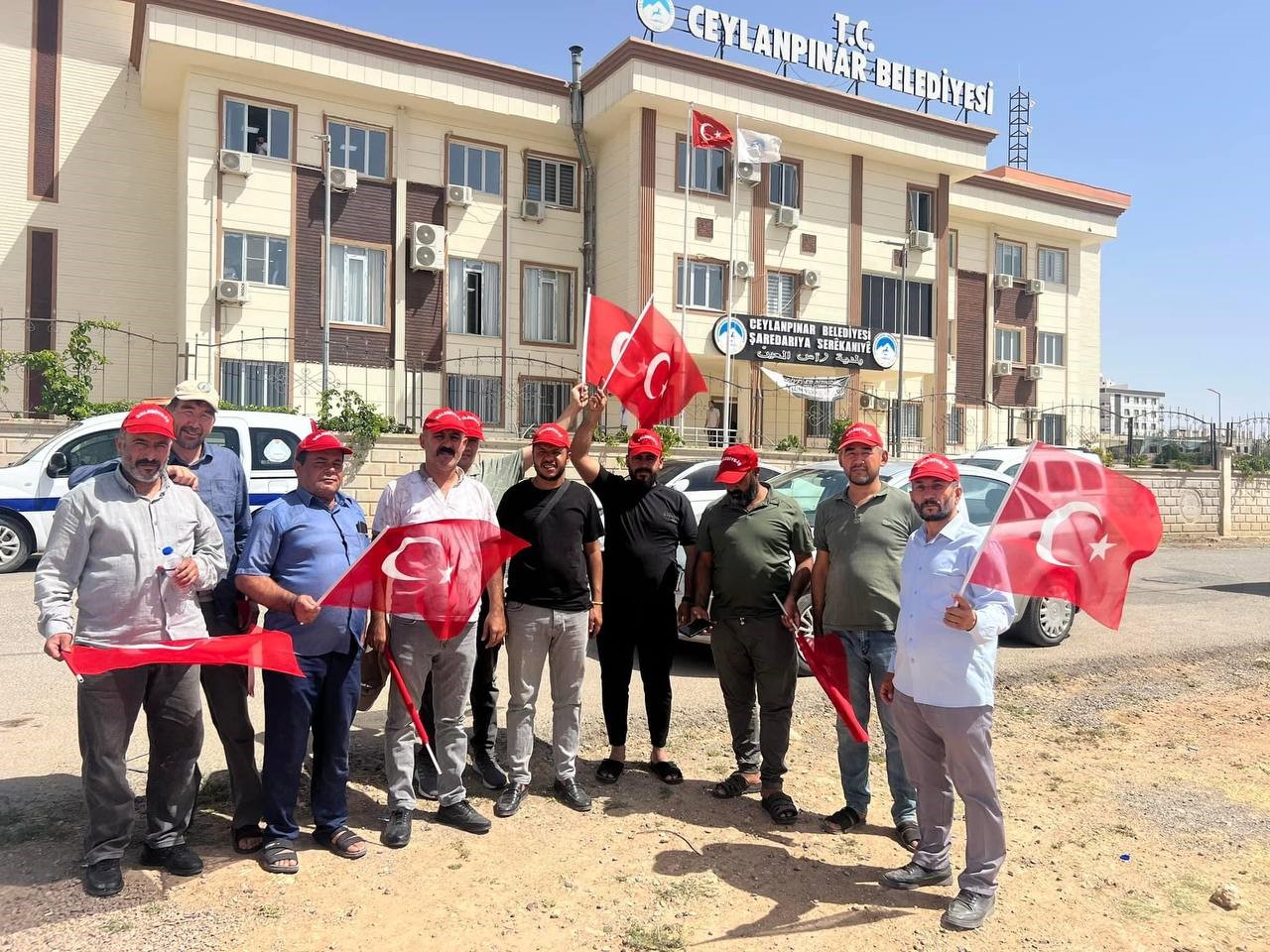 DEM Partili belediyenin işten çıkardığı işçiler oturma eylemi başlattı
