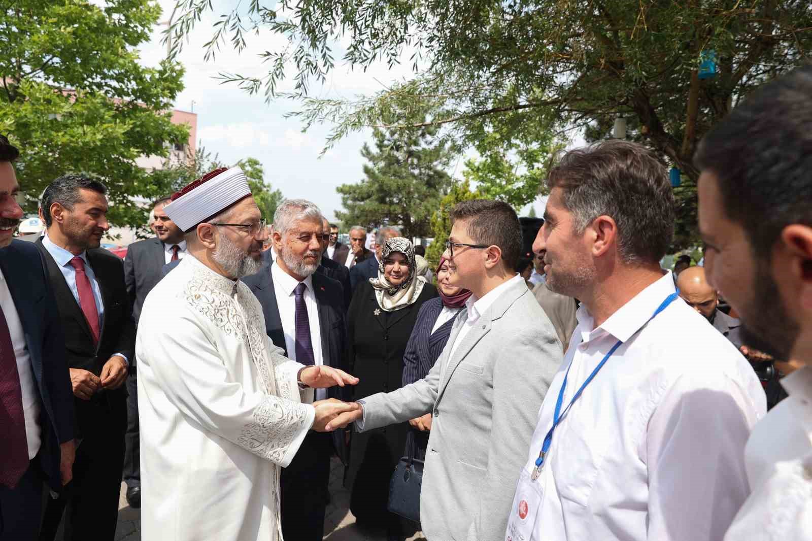 TDV Kitabevi ile ESOGÜ Diyanet Genç Ofis dualarla açıldı
