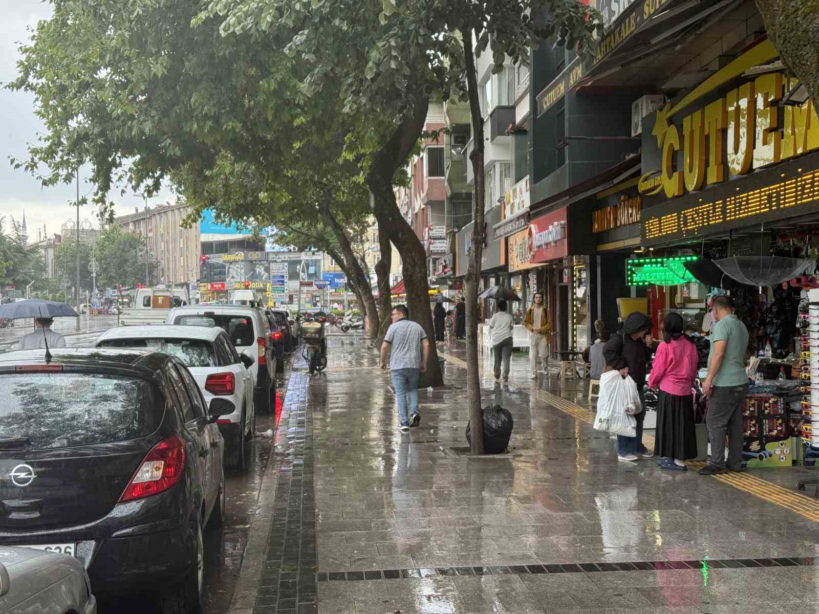 Sakarya’da yağmura hazırlıksız yakalananlar ıslanmaktan kaçamadı
