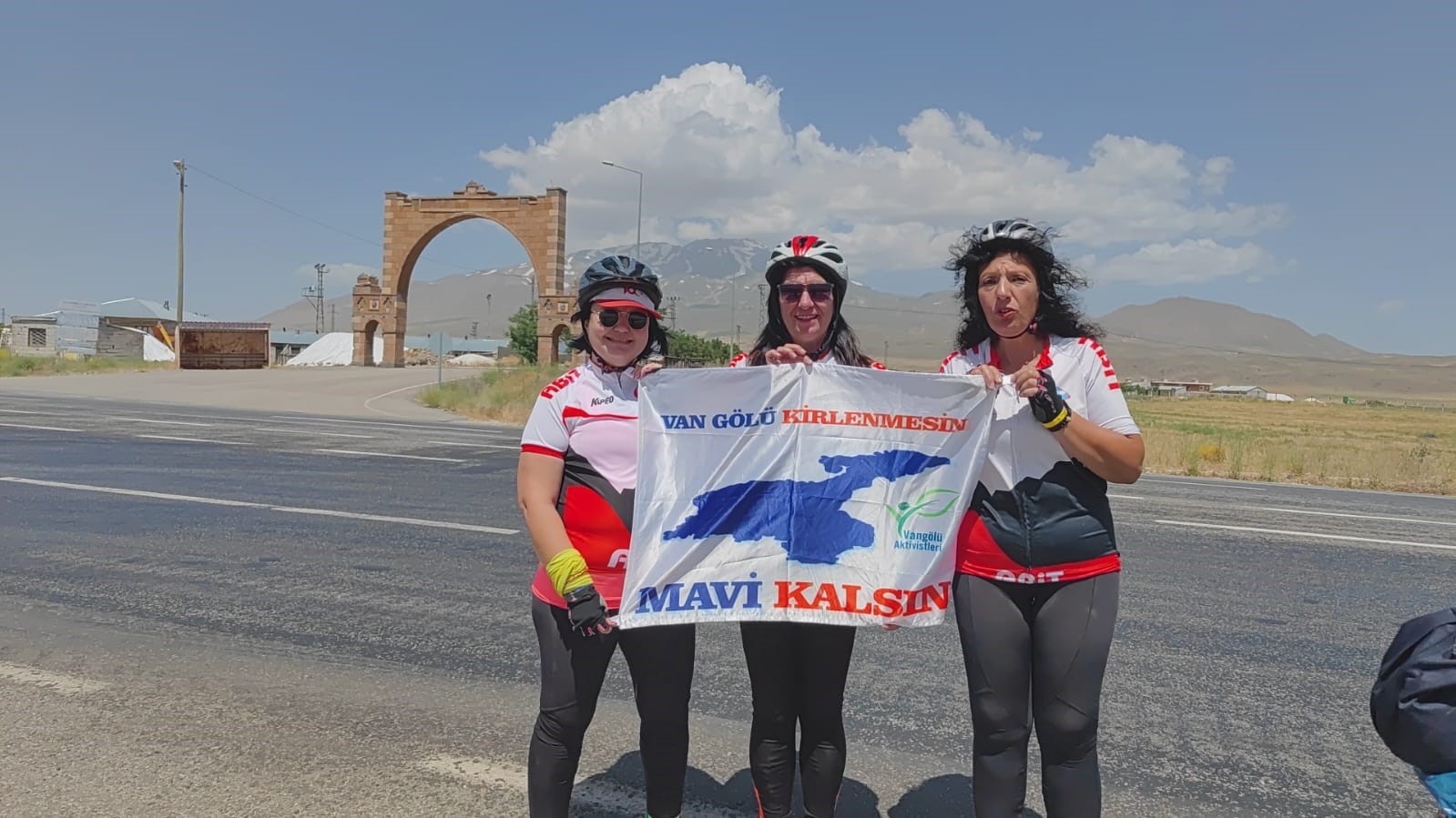 Kadın bisiklet&ccedil;iler, kuraklığa dikkat &ccedil;ekmek i&ccedil;in Van G&ouml;l&uuml;&rsquo;n&uuml;n etrafında pedal &ccedil;evirdi
