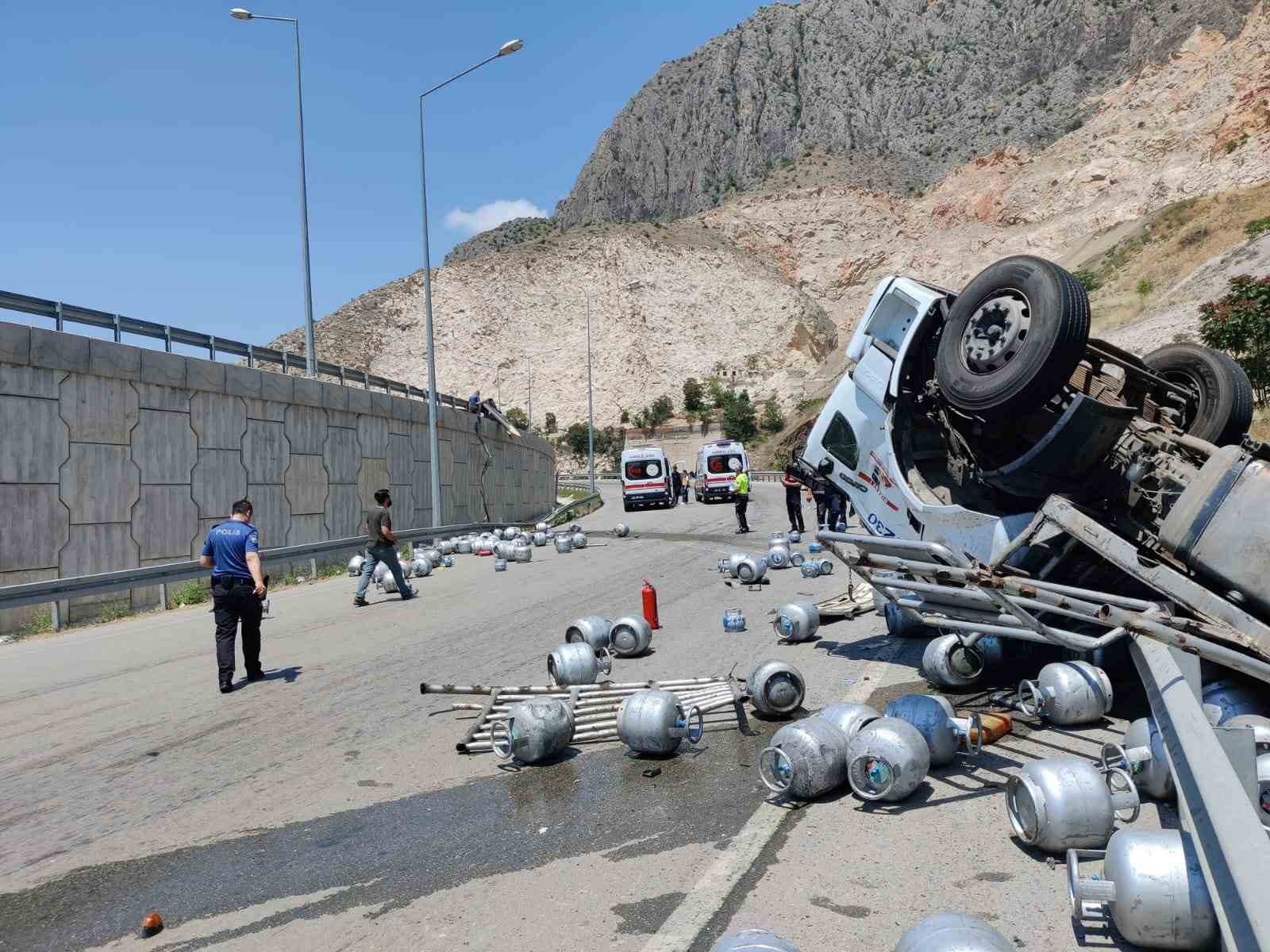 Amasya'da tüp yüklü kamyon devrildi: 1 ağır yaralı İhlas Haber Ajansı