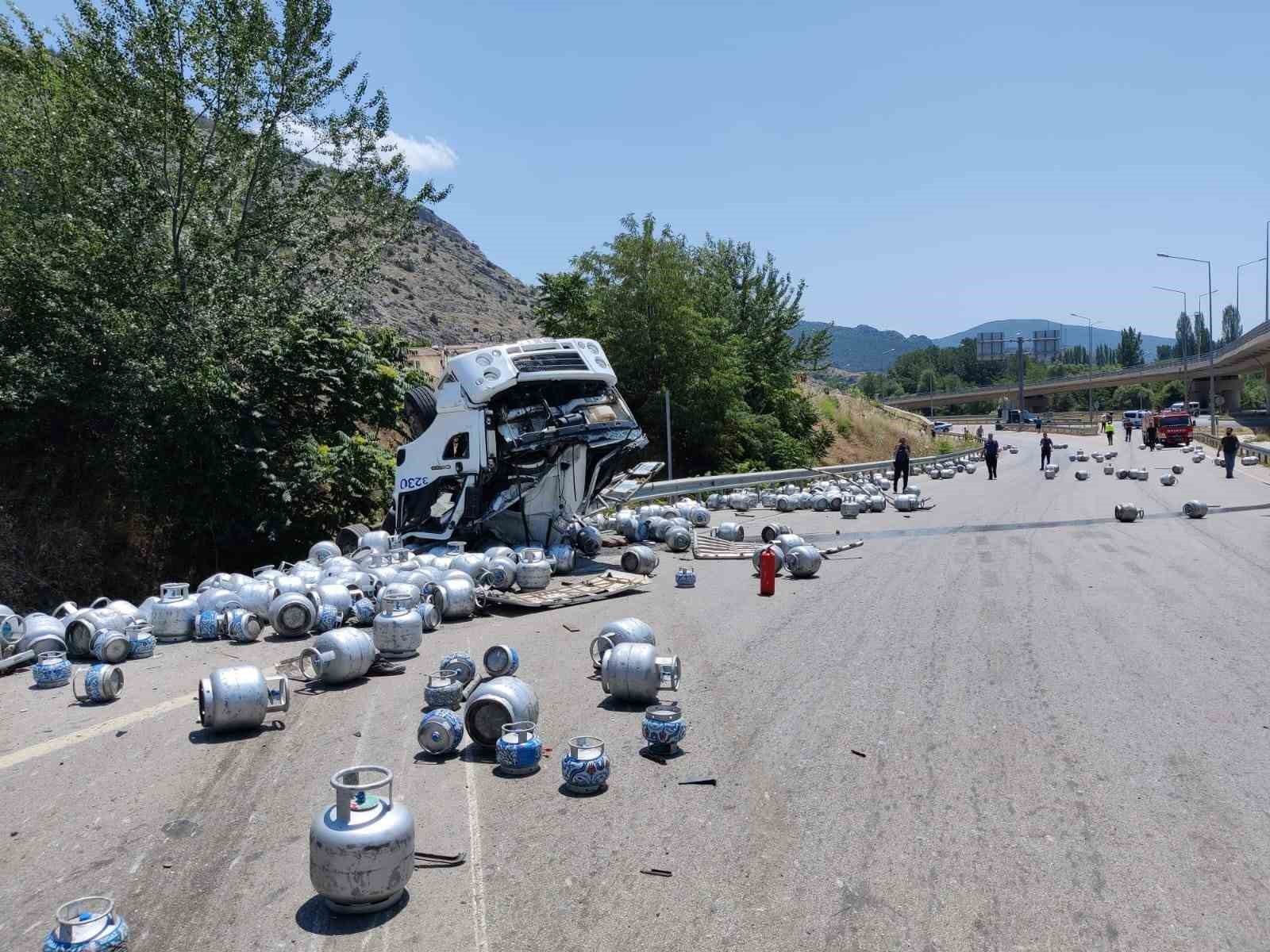 Amasya’da tüp yüklü kamyon devrildi: 1 ağır yaralı
