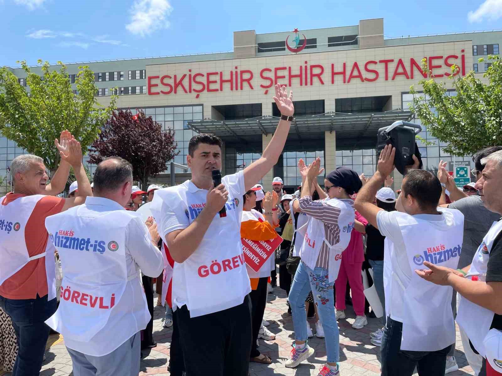 Haklarını alamayan hastane &ccedil;alışanları i&ccedil;in eylem yaptılar
