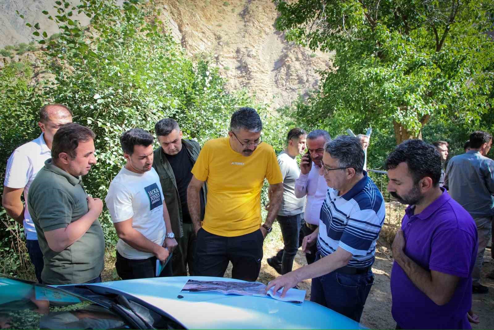 Vali Çelik 2 bin 300 rakımdaki su kaynağında incelemelerde bulundu