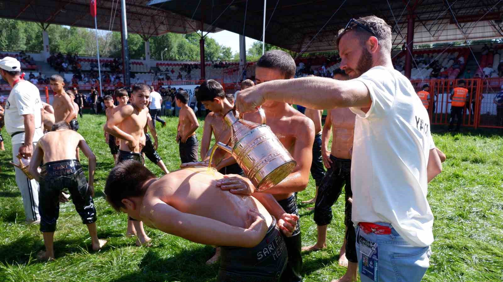 Kırkpınar&rsquo;da bug&uuml;n 40 başpehlivan kol bağlayacak
