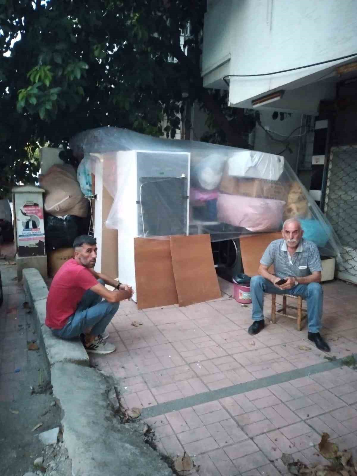 Ev sahibi ile kira konusunda anlaşamayınca sokakta kaldı
