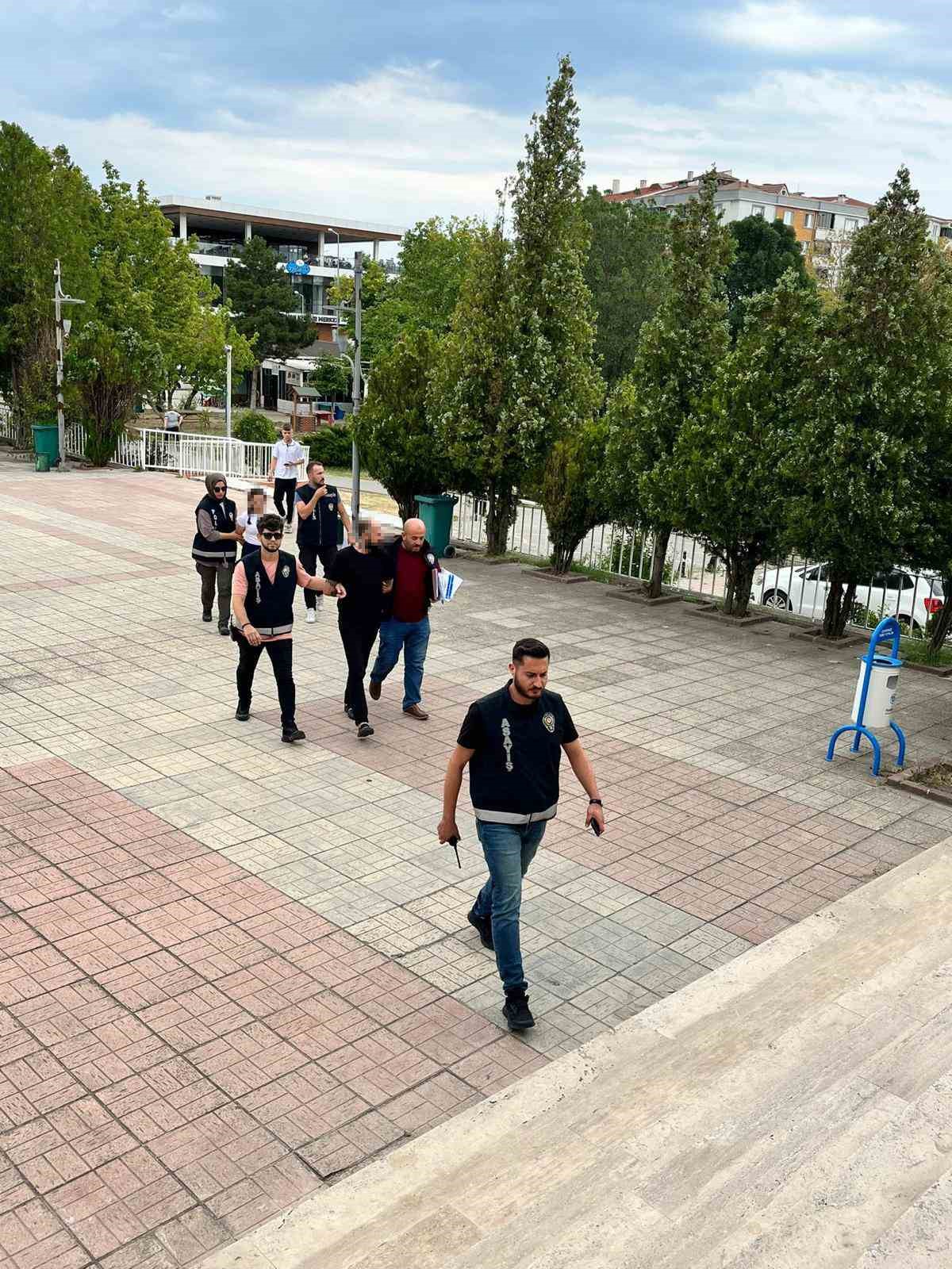 Aranan şahıs uyuşturucuyla yakalandı
