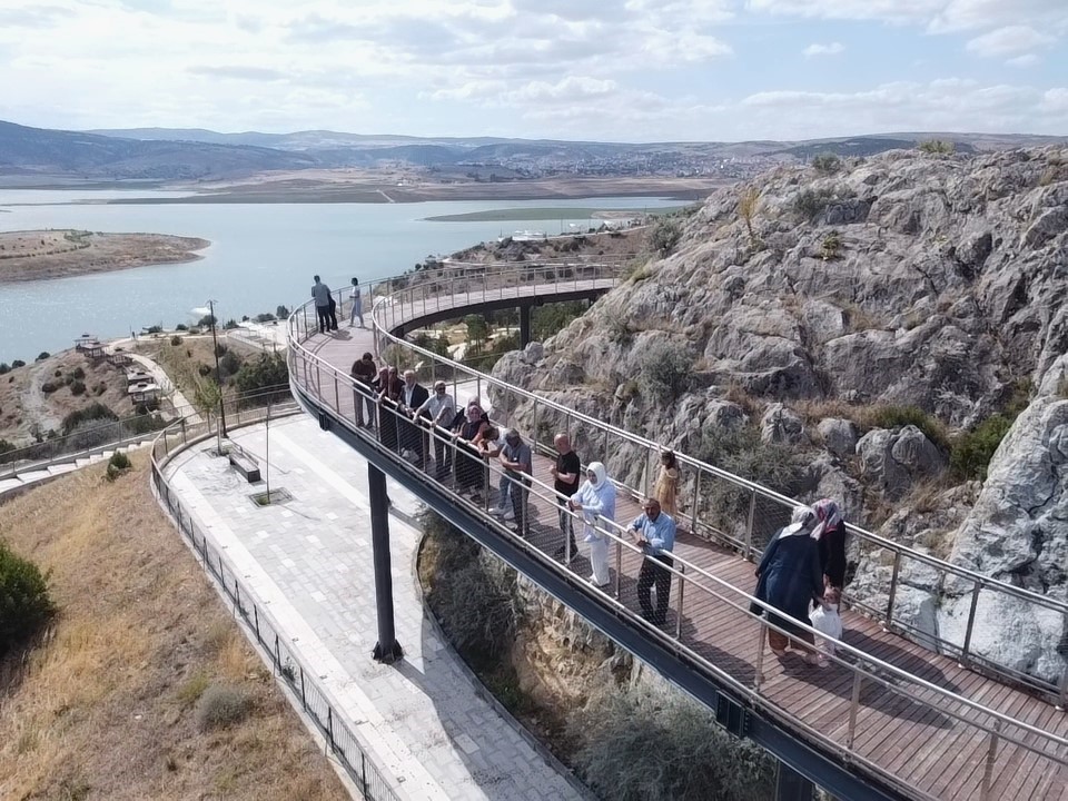 Baraj manzaralı Çekerek Millet Bahçesi’nde hafta sonu yoğunluğu yaşanıyor
