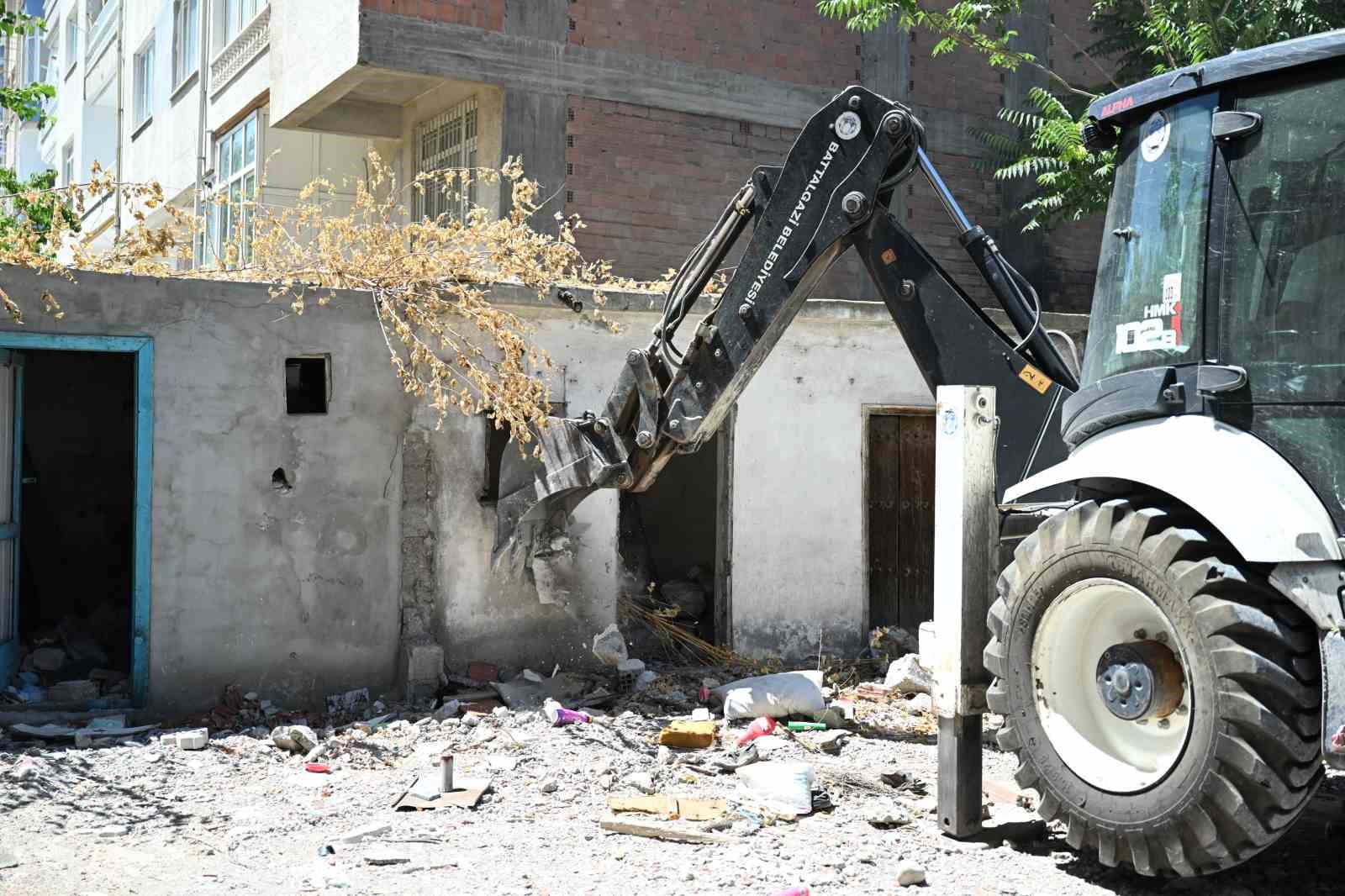 Battalgazi&rsquo;de metruk yapıların yıkımı ger&ccedil;ekleştirildi
