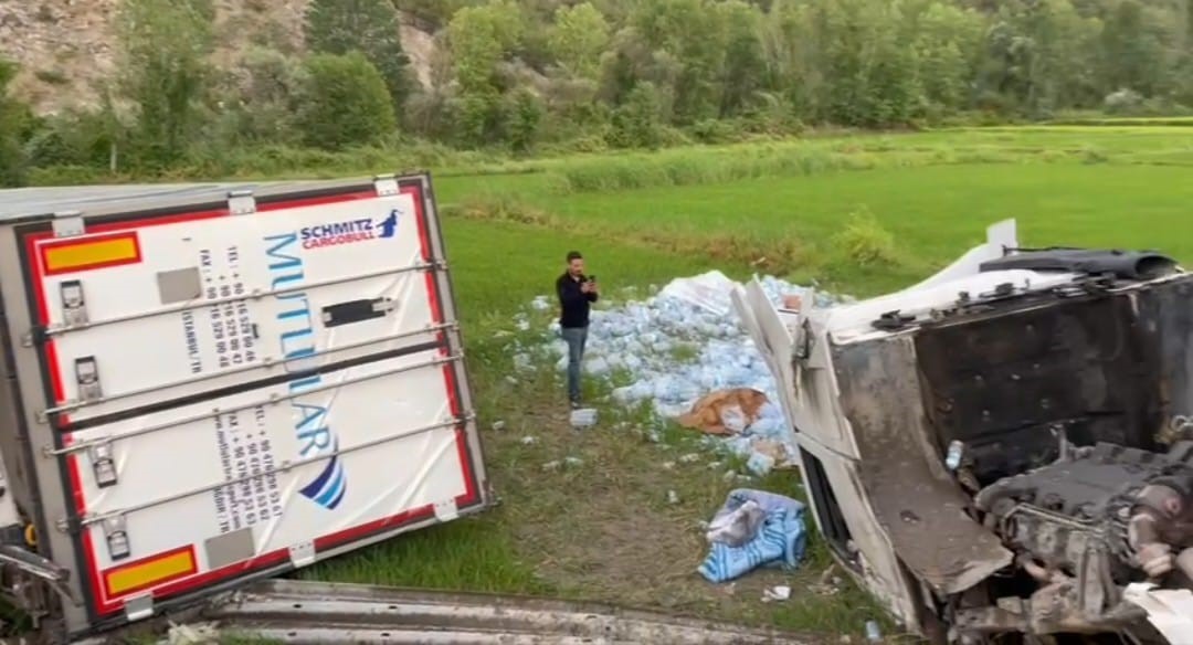 Yoldan çıkan 2 tır peş peşe çeltik tarlasına devrildi
