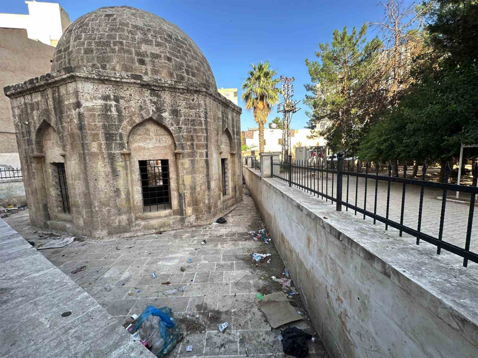 Kızıltepe’de tarihi kümbet çöp alanı oldu
