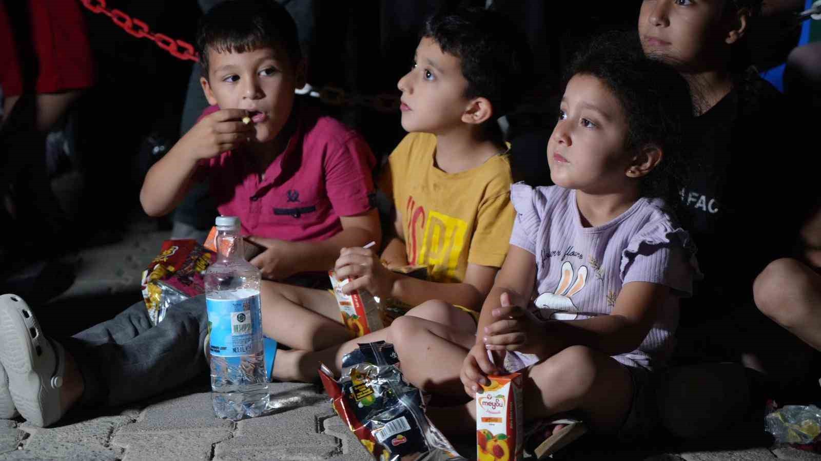 Adıyamanlı çocuklar açık hava sinemasını çok sevdi