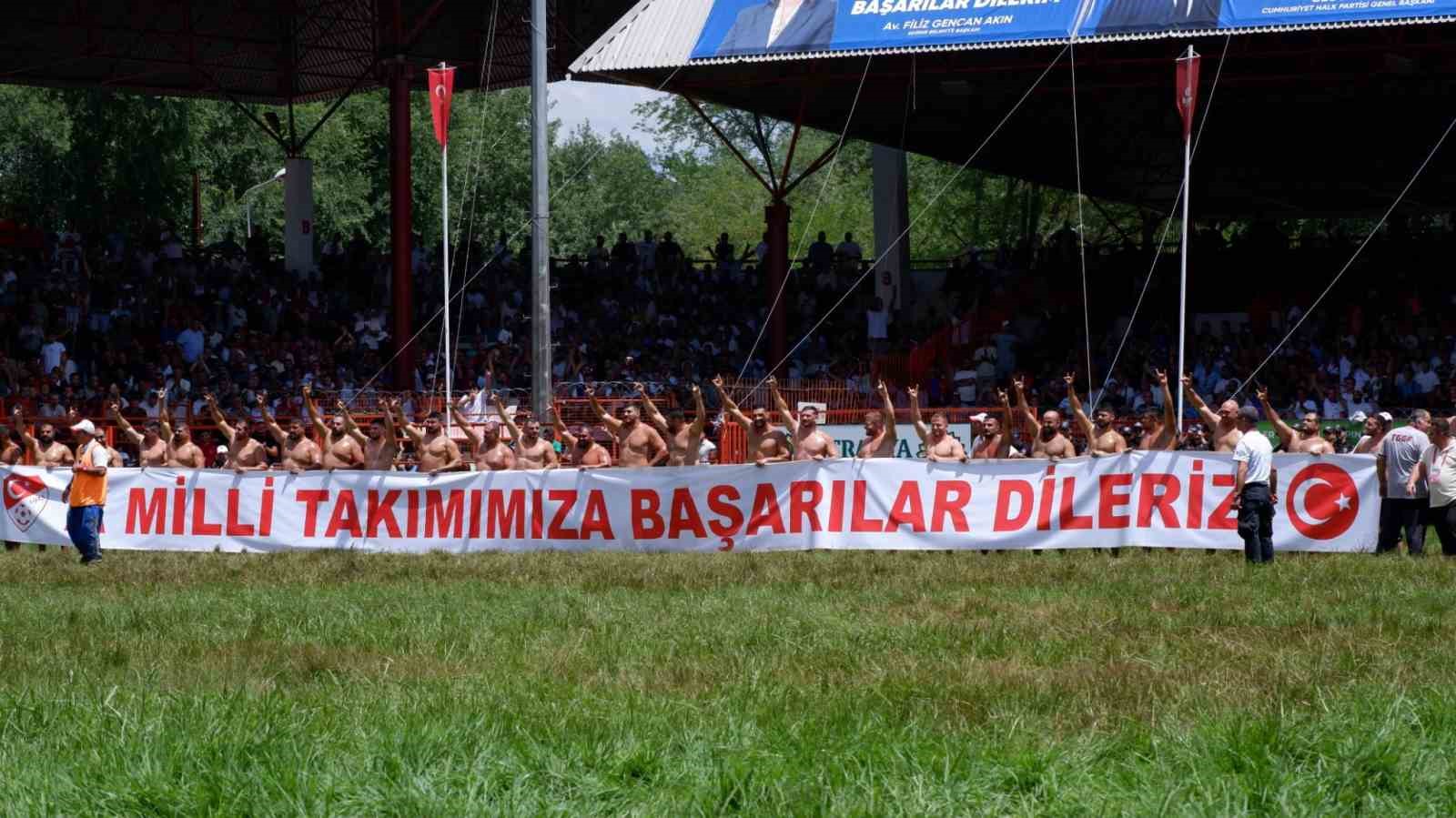 Kırkpınar’da başpehlivanlardan A Milli Futbol Takımı’na destek
