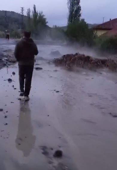 Yoğun yağış köyü vurdu, sokakları su bastı
