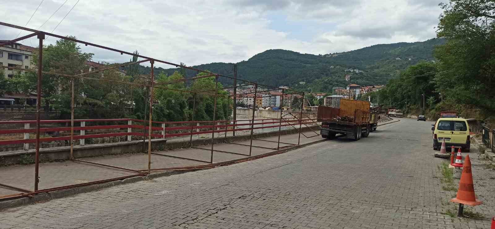 Devrek&rsquo;te alışveriş stantları kurulmaya başlandı
