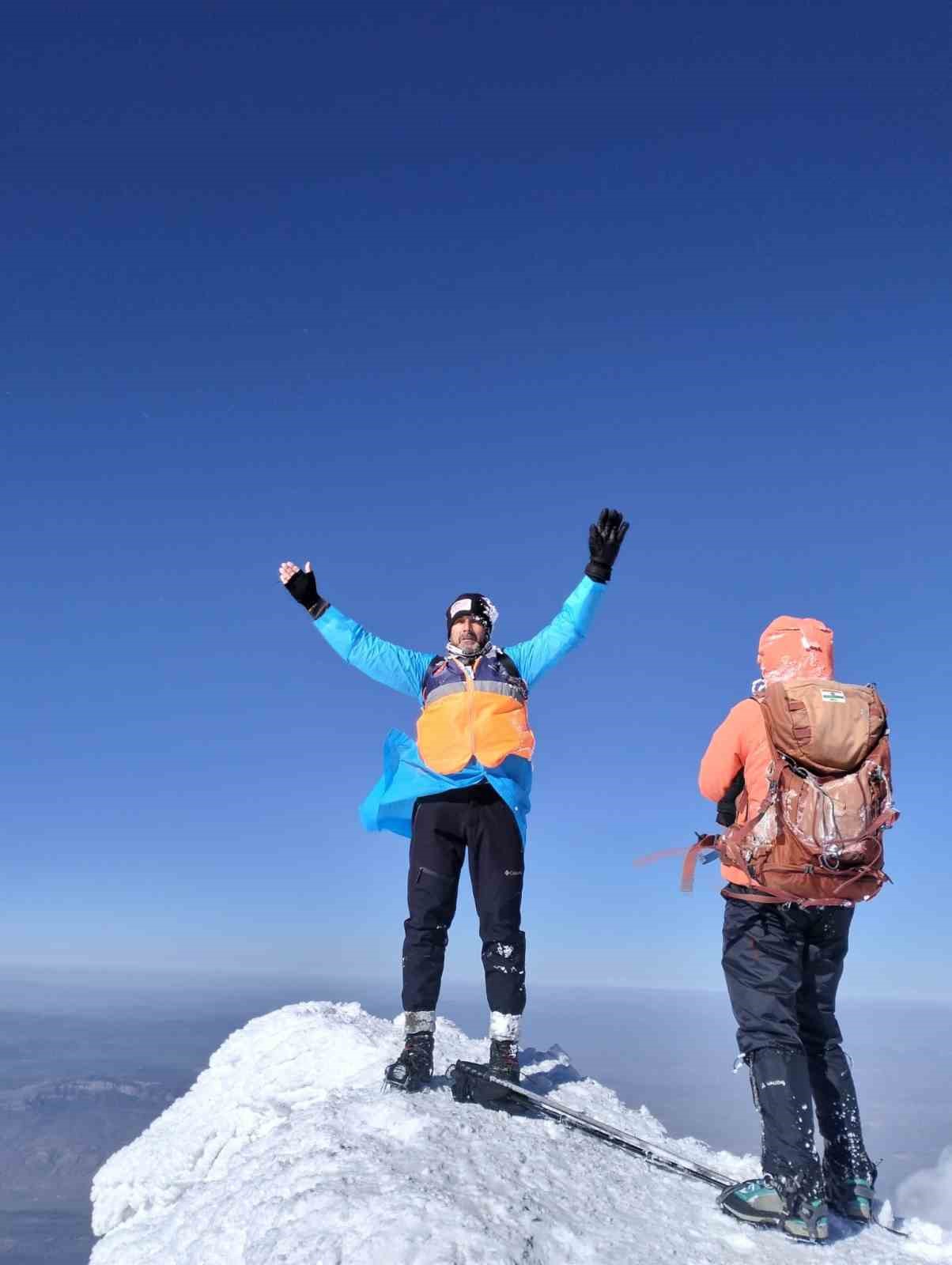 Ağrı Dağı’nda dağcılar kar ve fırtınaya rağmen zirveye ulaştı
