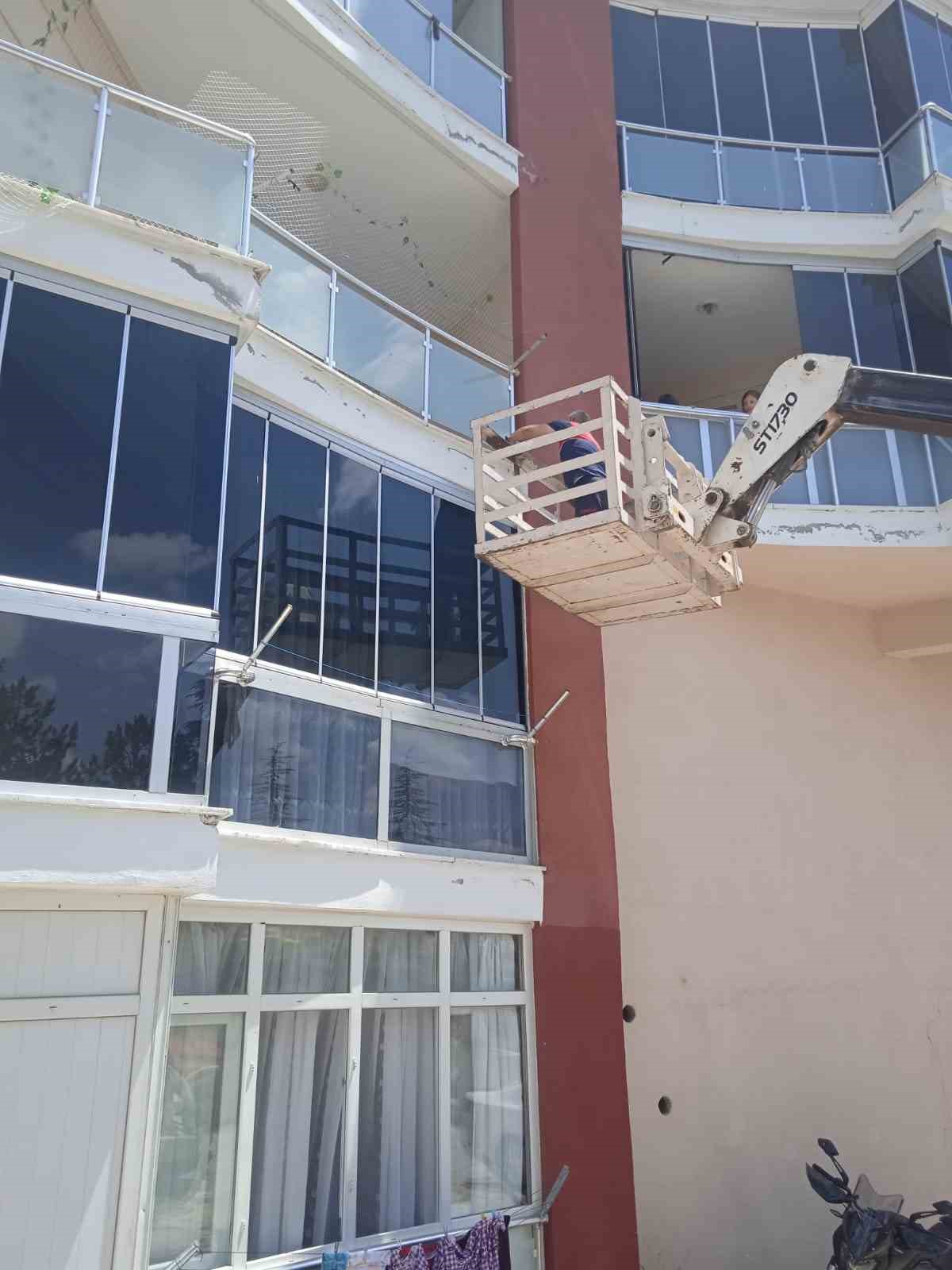 Mahsur kalan g&uuml;vercini itfaiye kurtardı

