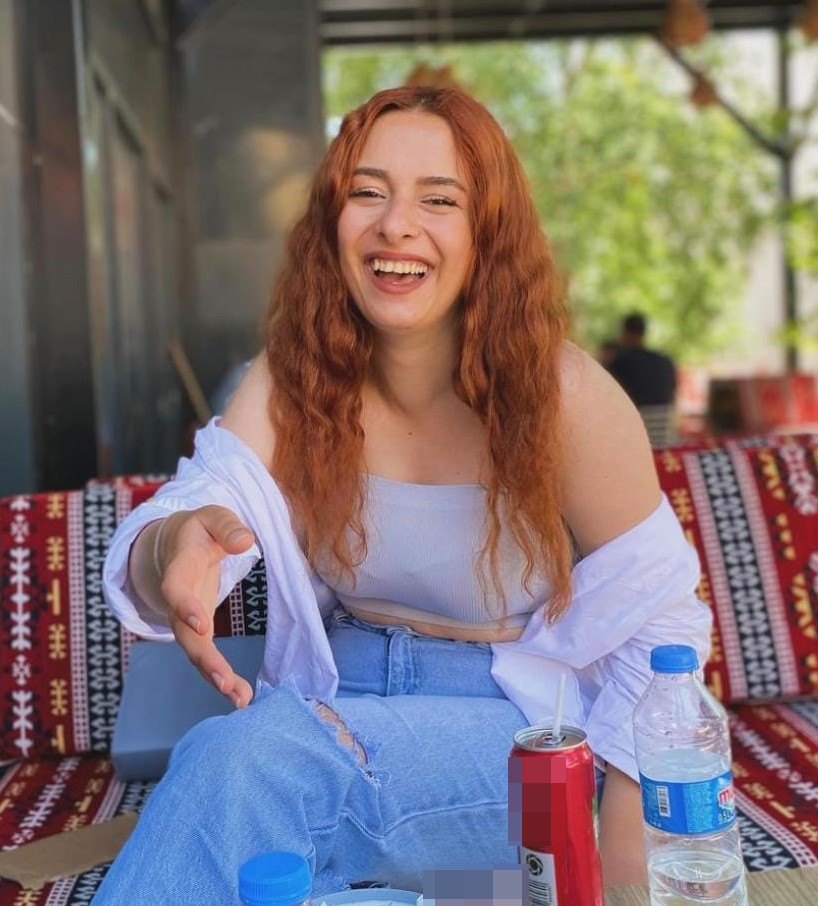 Seyir halindeki araca kaya isabet etti: 1 &ouml;l&uuml;, 2 yaralı 