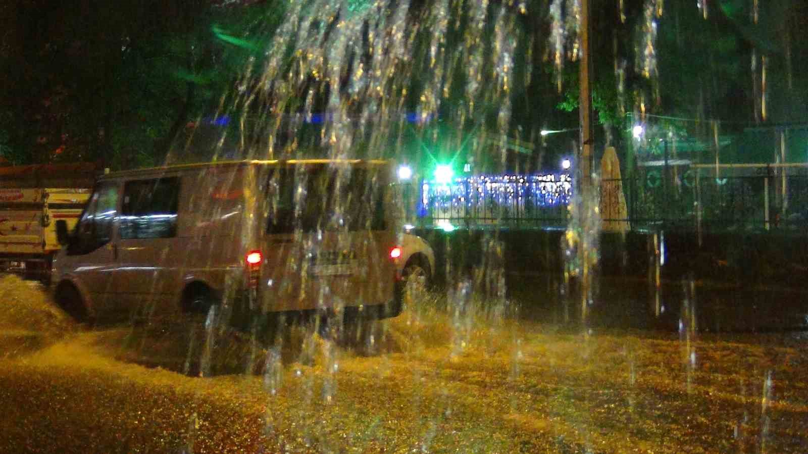Kars&rsquo;ı yağmur vurdu, caddeler g&ouml;le d&ouml;nd&uuml; 