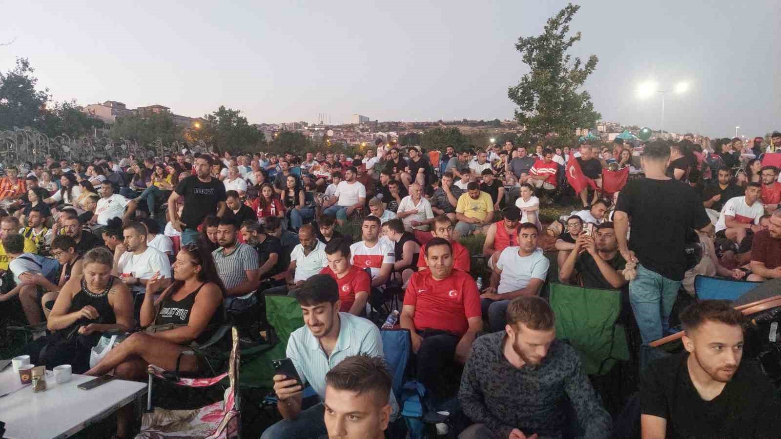 Milli takım ma&ccedil;ında adım atılacak yer kalmadı
