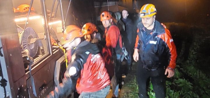 Rize&rsquo;de bir ara&ccedil; u&ccedil;uruma yuvarlandı: 2 yaralı
