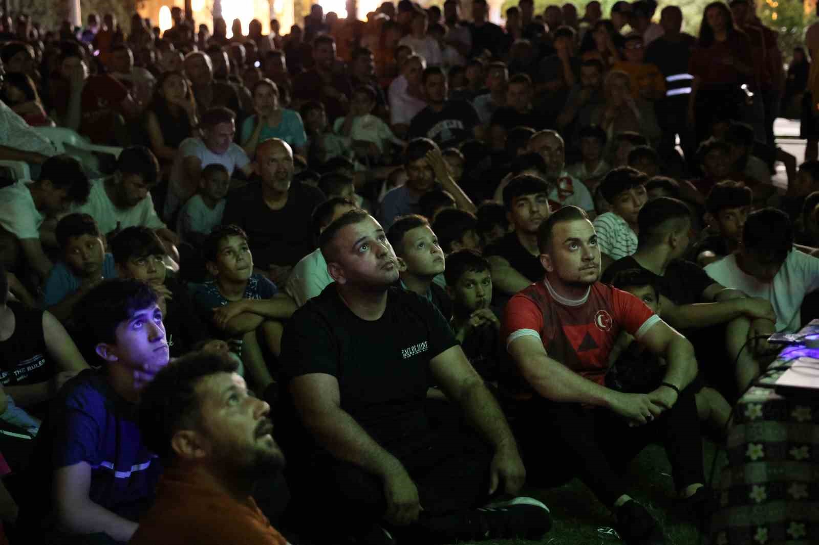 Toroslarda binlerce kişi milli takıma destek i&ccedil;in meydanlarda
