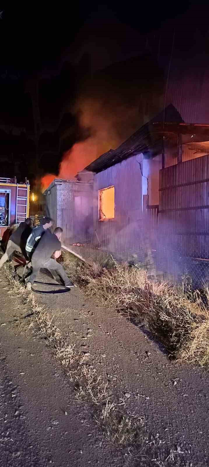 G&uuml;m&uuml;şhane&rsquo;de yanan tek katlı evdeki patlama anı kamerada
