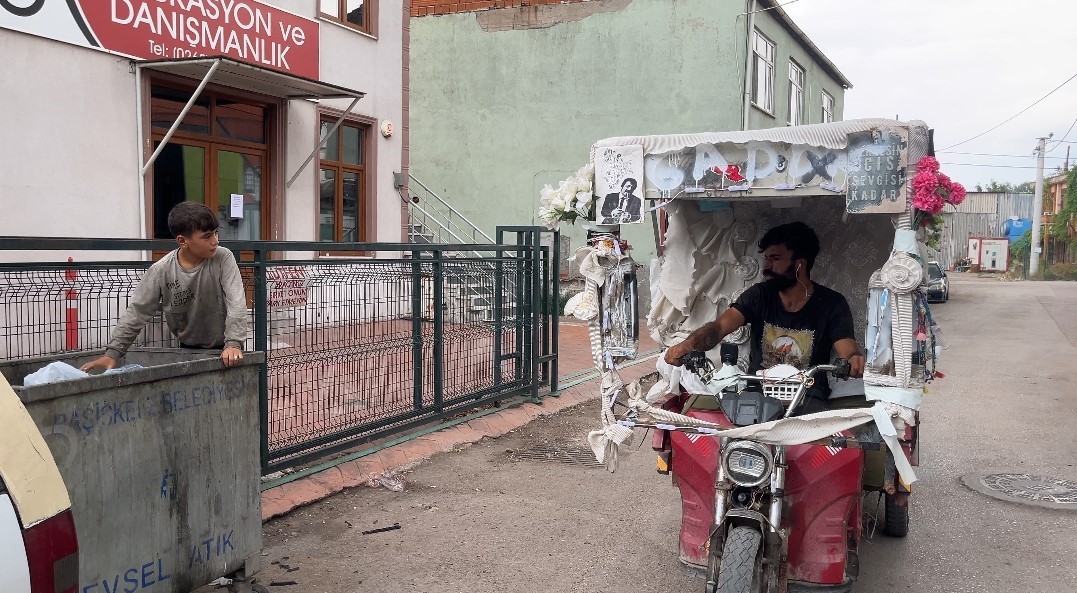 Suriyeli sanılmaktan korktu, motosikletine yazdı: "Artık önümü kesmiyorlar"
