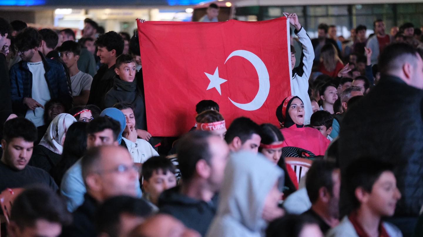 Binlerce Erzincanlı milli ma&ccedil;ı beraber izledi
