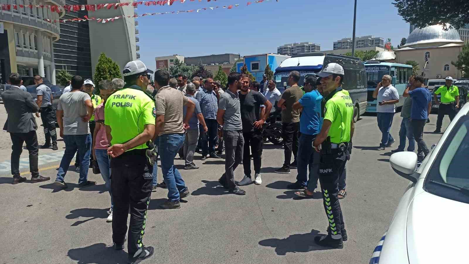 Malatyalı minib&uuml;s&ccedil;&uuml;ler zam talebi ile belediye &ouml;n&uuml;nde kontak kapattı
