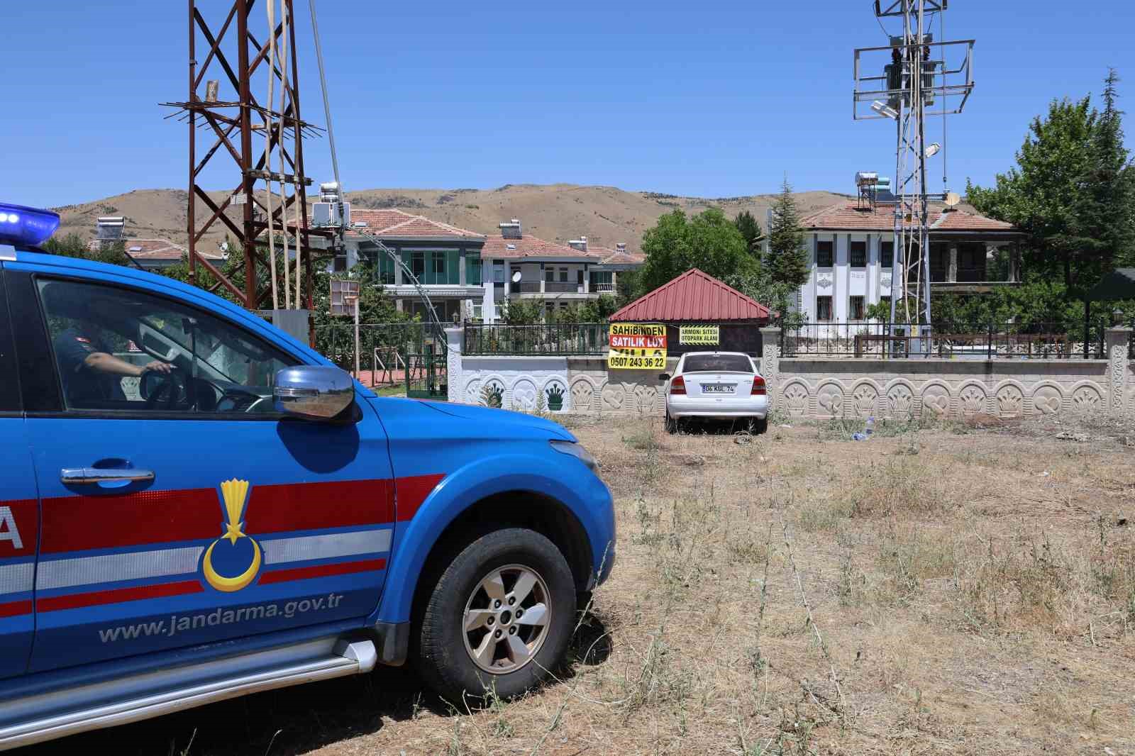 Elazığ’da otomobil bahçe duvarına çarptı: 5 yaralı