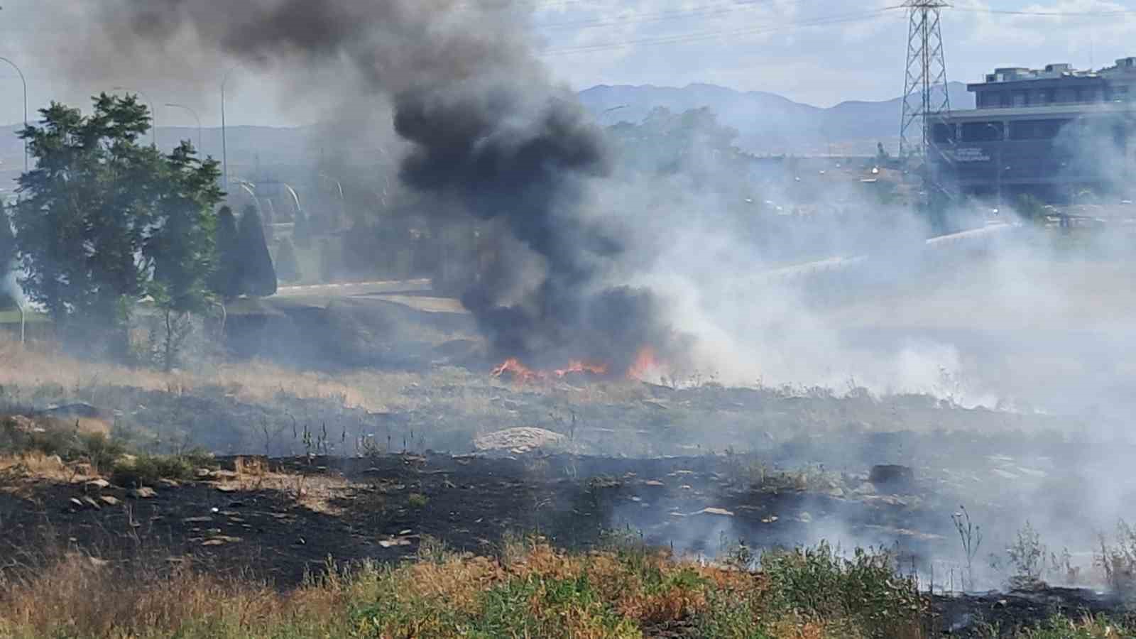 Karaman’da boş arazideki kuru otların tutuşması sonucu çıkan yangın korkuttu