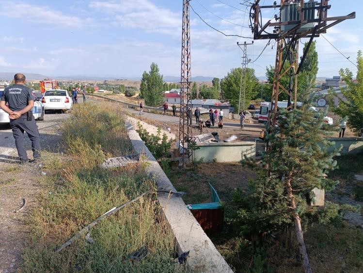 Horasan&rsquo;da trafik kazası: 3 &ouml;l&uuml;, 4 yaralı
