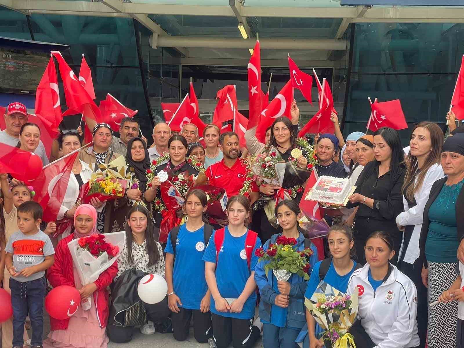 Şampiyon g&uuml;reş&ccedil;iler havalimanında coşkuyla karşılandı
