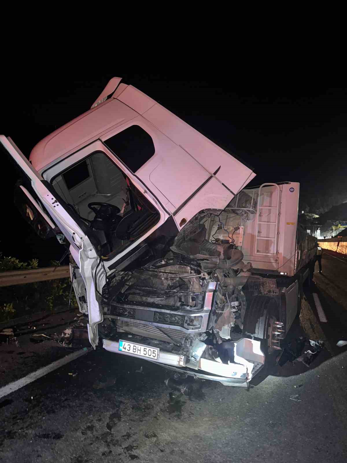 &Ouml;n&uuml;nde seyreden araca &ccedil;arpan tırın s&uuml;r&uuml;c&uuml;s&uuml; yaralandı

