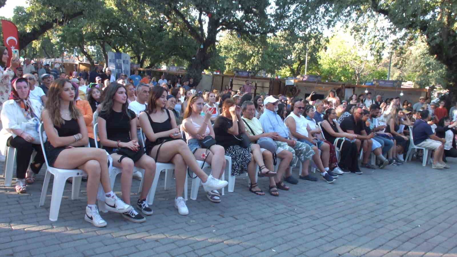 Festivalde &uuml;r&uuml;nlerini tanıttılar
