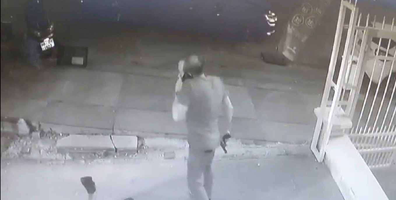 İş adamı Karaaslan&rsquo;a silahlı saldırı g&uuml;venlik kameralarına yansıdı
