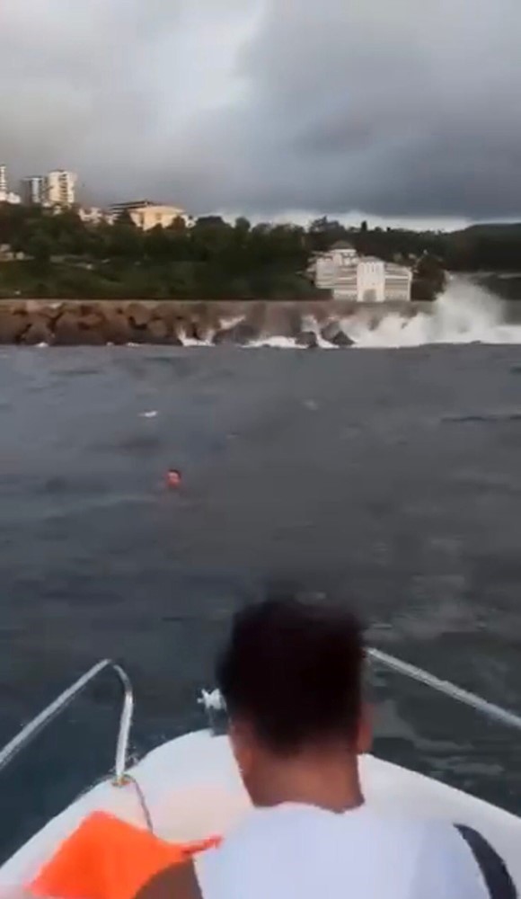 Denizde boğulmak &uuml;zere olan şahsın yardımına teknedeki gen&ccedil;ler yetişti
