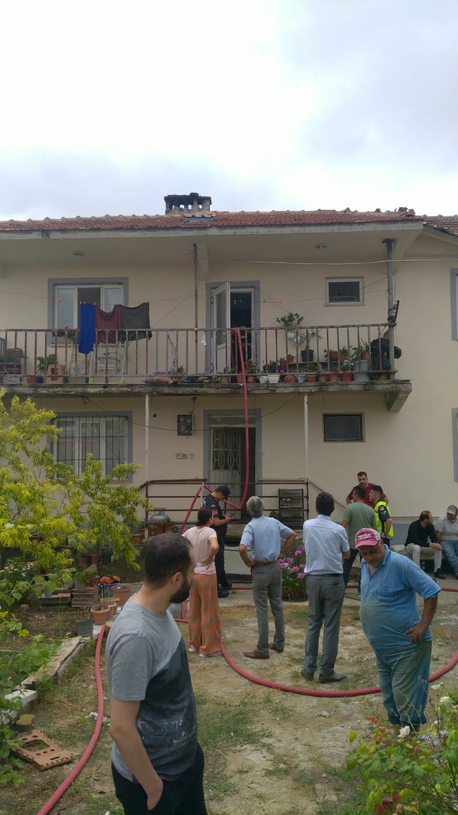 Evin mutfak kısmında &ccedil;ıkan yangın itfaiye ekiplerince s&ouml;nd&uuml;r&uuml;ld&uuml;
