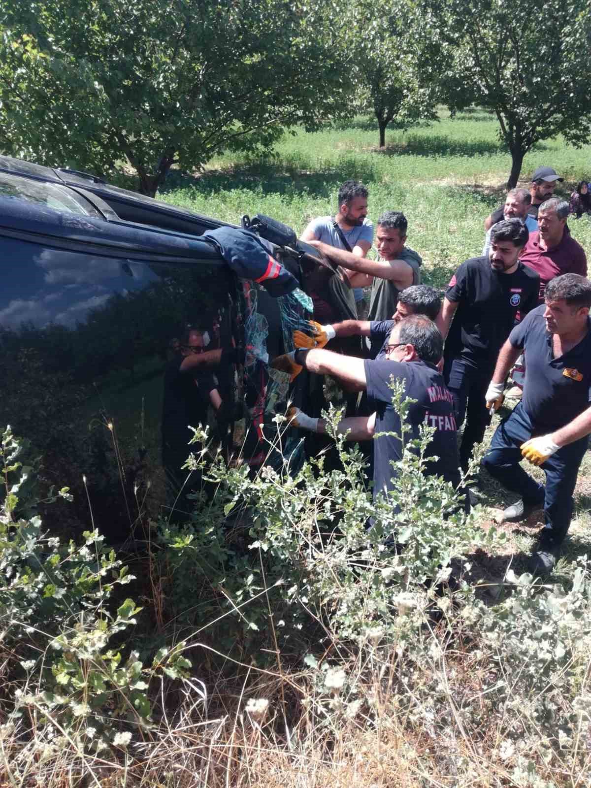 Kontrolden &ccedil;ıkarak devrilen aracın s&uuml;r&uuml;c&uuml;s&uuml; yaralandı
