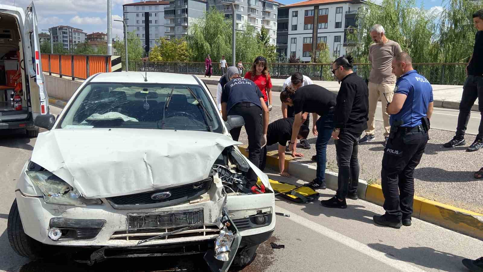 Virajı alamayan otomobil karşı şeride ge&ccedil;ti
