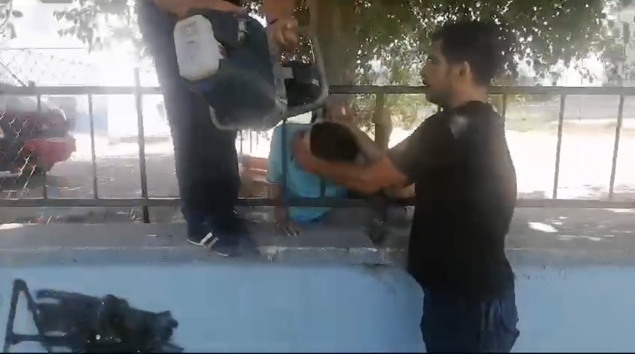 Demir korkuluğa kafası sıkışan çocuğu itfaiye kurtardı
