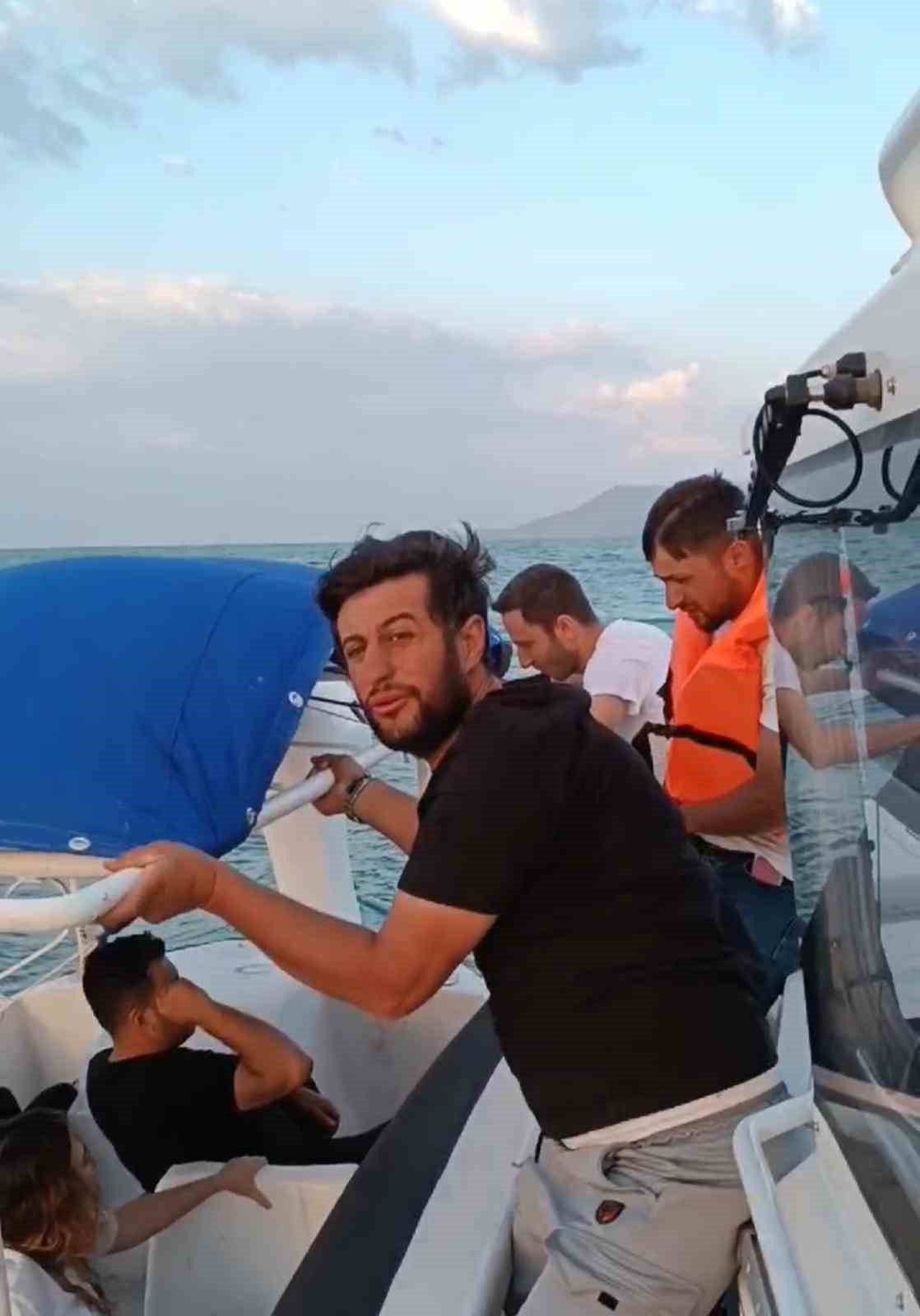 Van G&ouml;l&uuml;&rsquo;nde 3 deniz bisikleti akıntıya kapıldı, 10 kişi kurtarıldı
