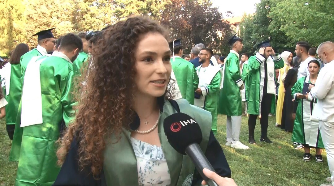 2 çocuk annesi çalıştığı üniversiteden mezun oldu